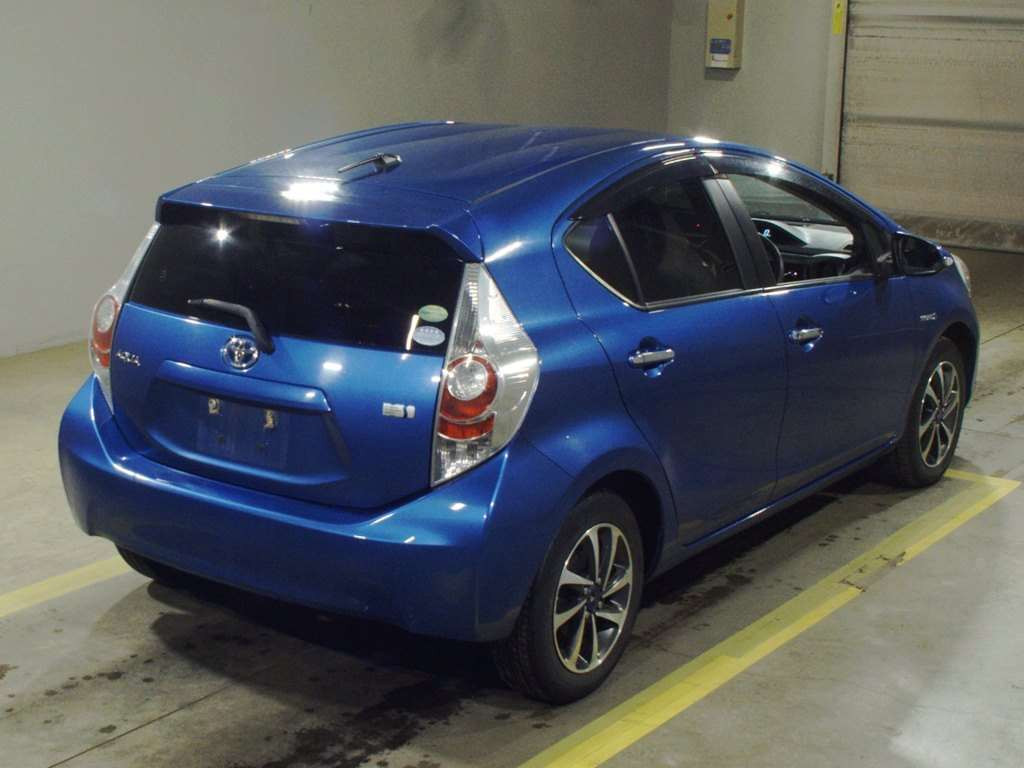 2014 Toyota Aqua NHP10[1]