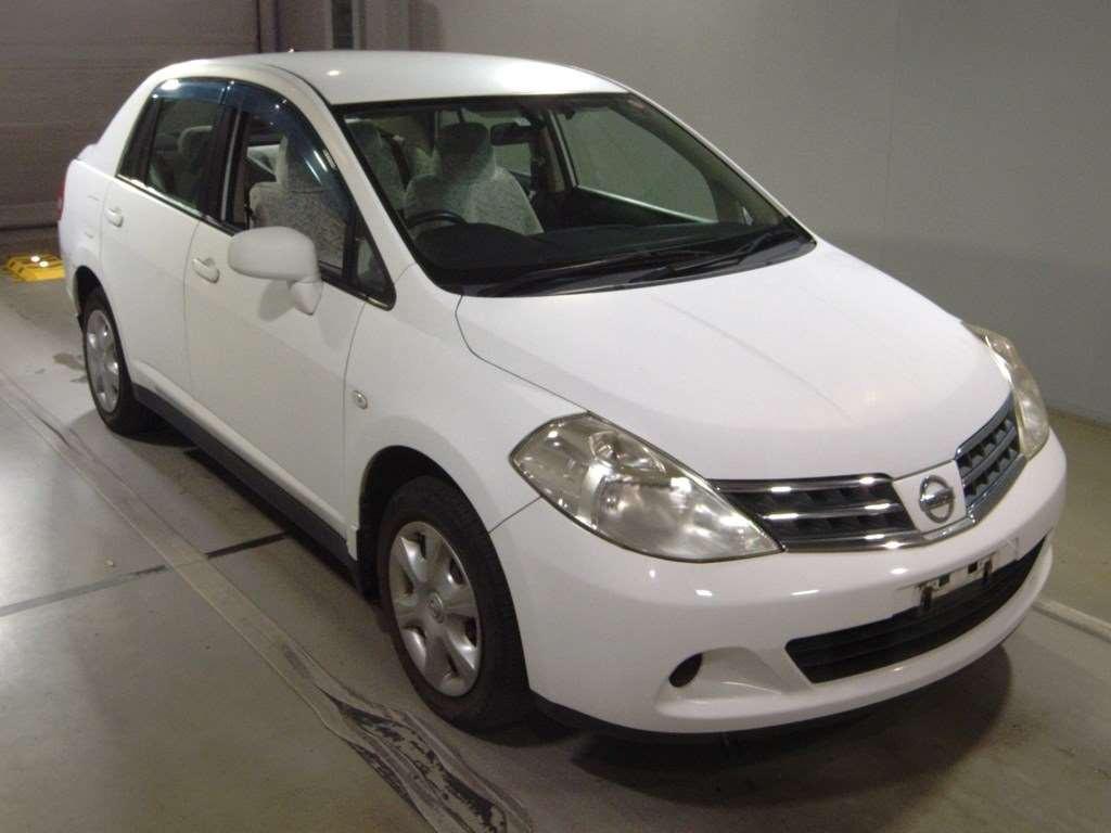 2011 Nissan Tiida Latio SNC11[2]