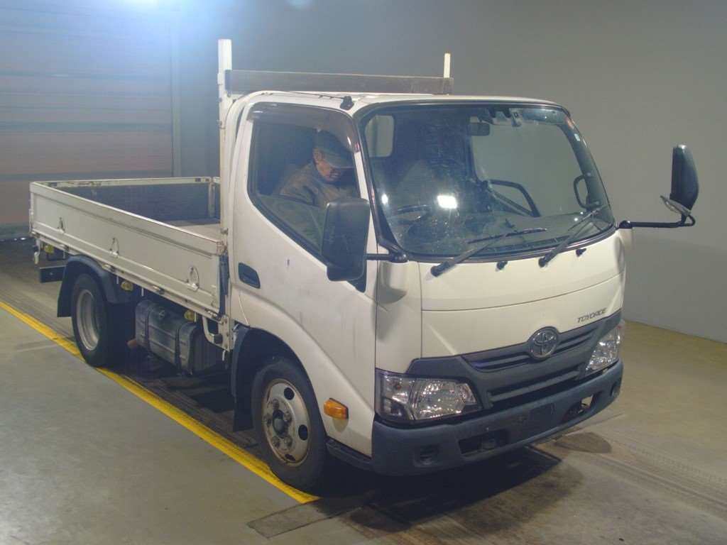 2017 Toyota Toyoace Truck XZU605[2]