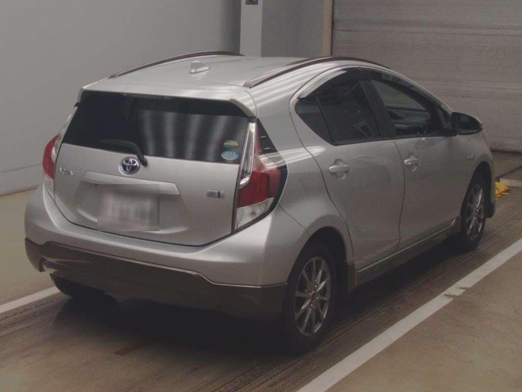 2015 Toyota Aqua NHP10[1]