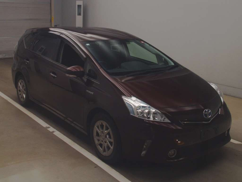 2014 Toyota Prius alpha ZVW41W[2]