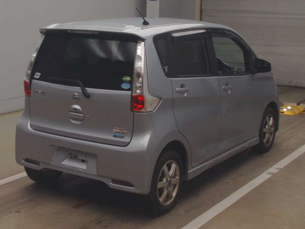 2013 Nissan DAYZ B21W[1]