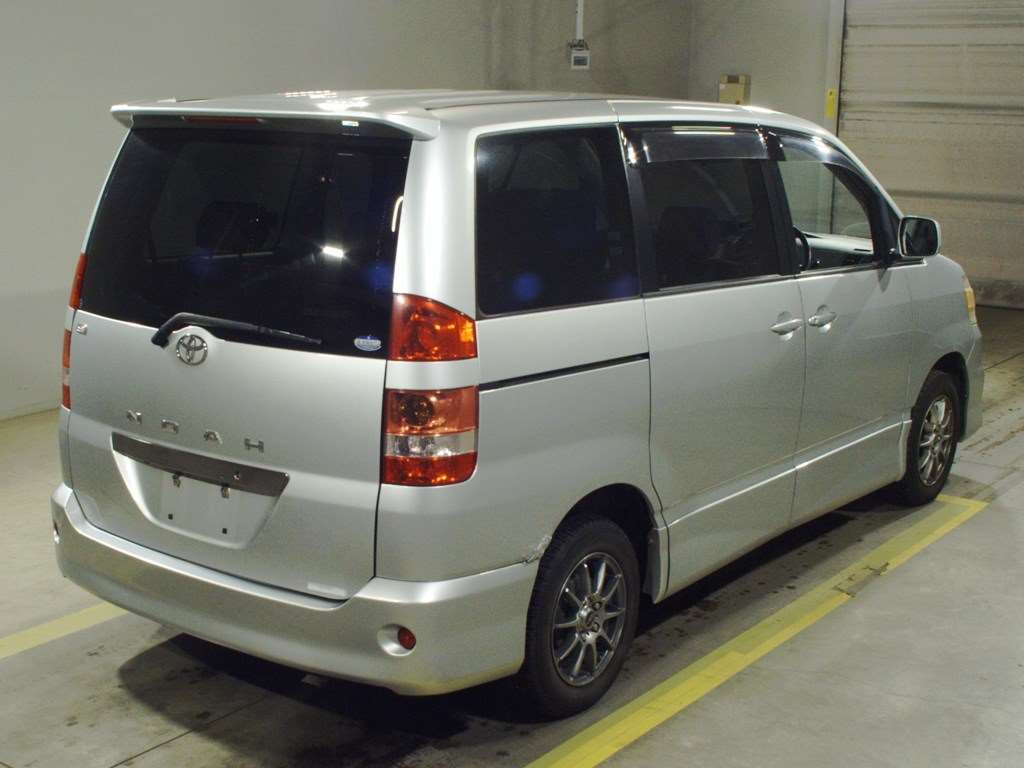 2002 Toyota Noah AZR65G[1]