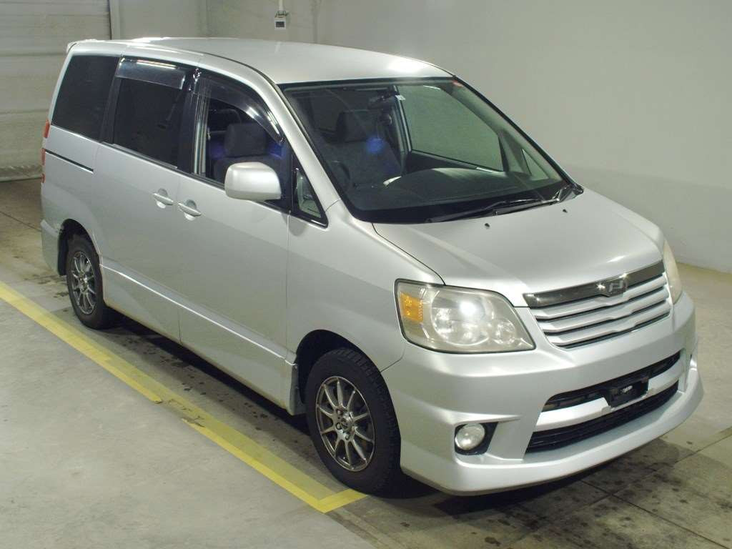 2002 Toyota Noah AZR65G[2]