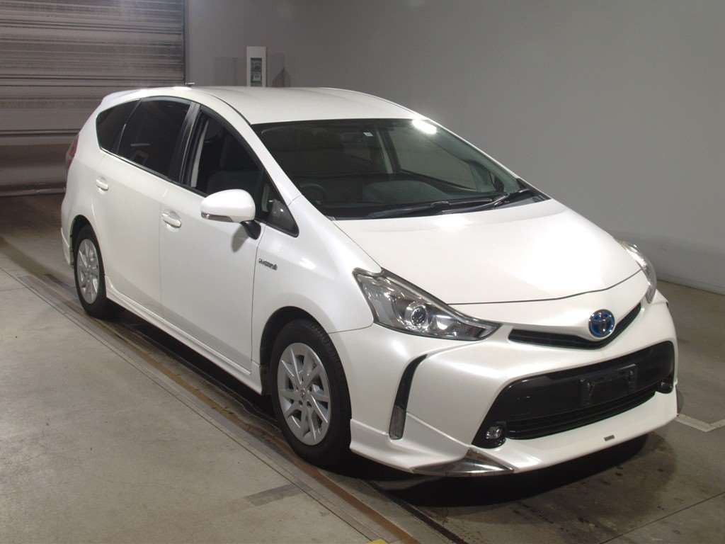 2015 Toyota Prius alpha ZVW41W[2]