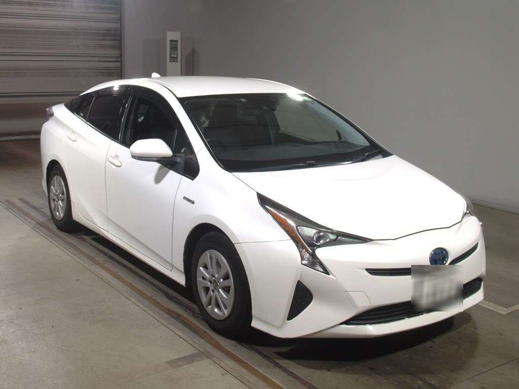 2016 Toyota Prius ZVW50[2]