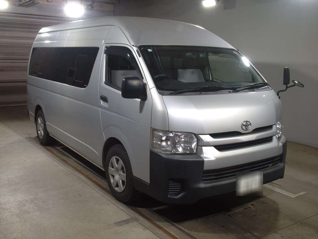 2017 Toyota Hiace Commuter TRH223B[2]