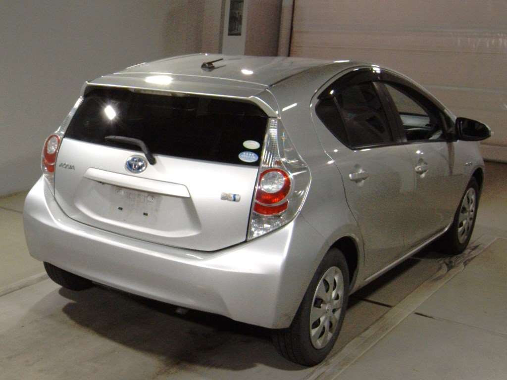 2012 Toyota Aqua NHP10[1]