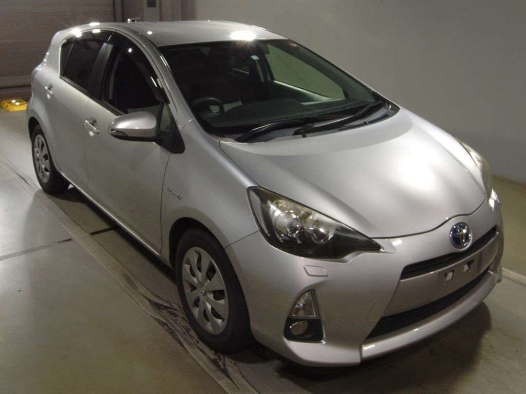 2012 Toyota Aqua NHP10[2]