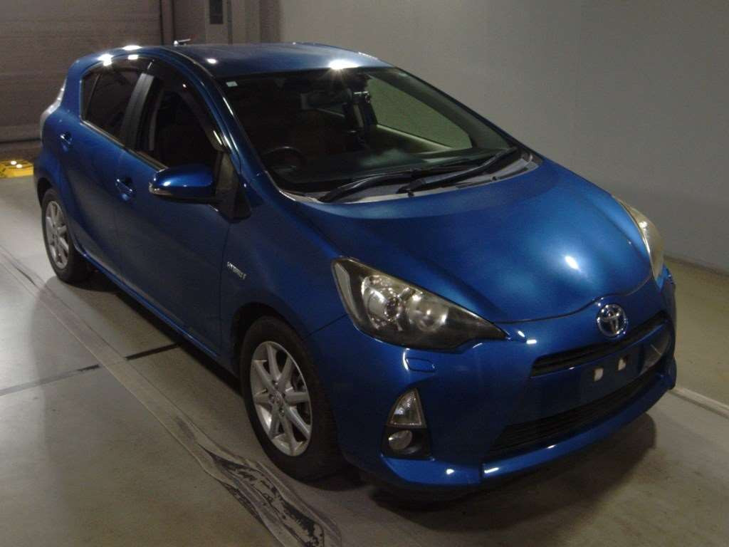 2013 Toyota Aqua NHP10[2]