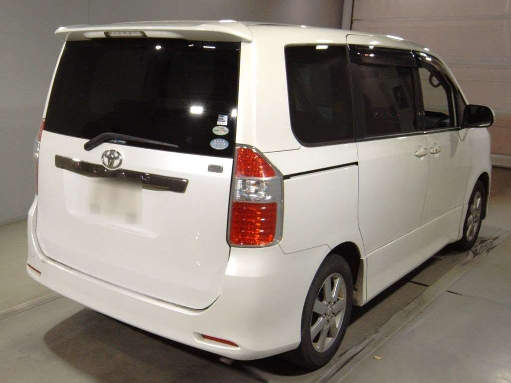 2010 Toyota Noah ZRR70W[1]