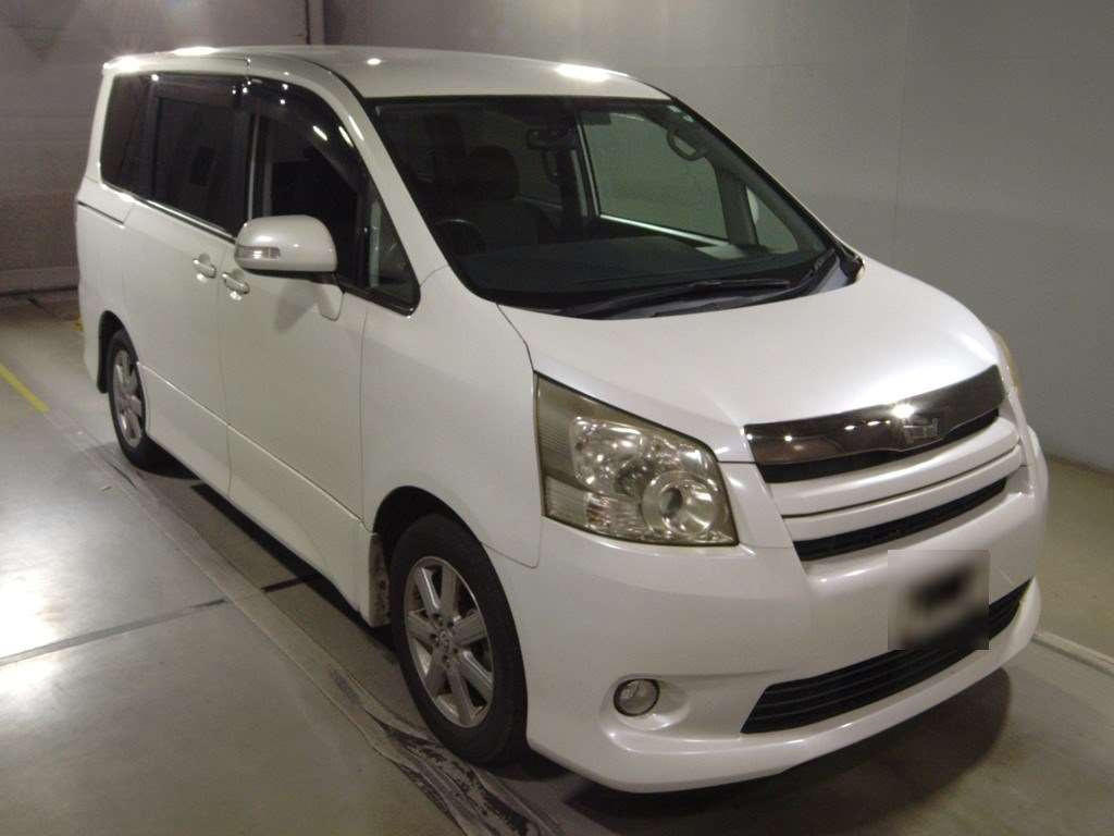 2010 Toyota Noah ZRR70W[2]