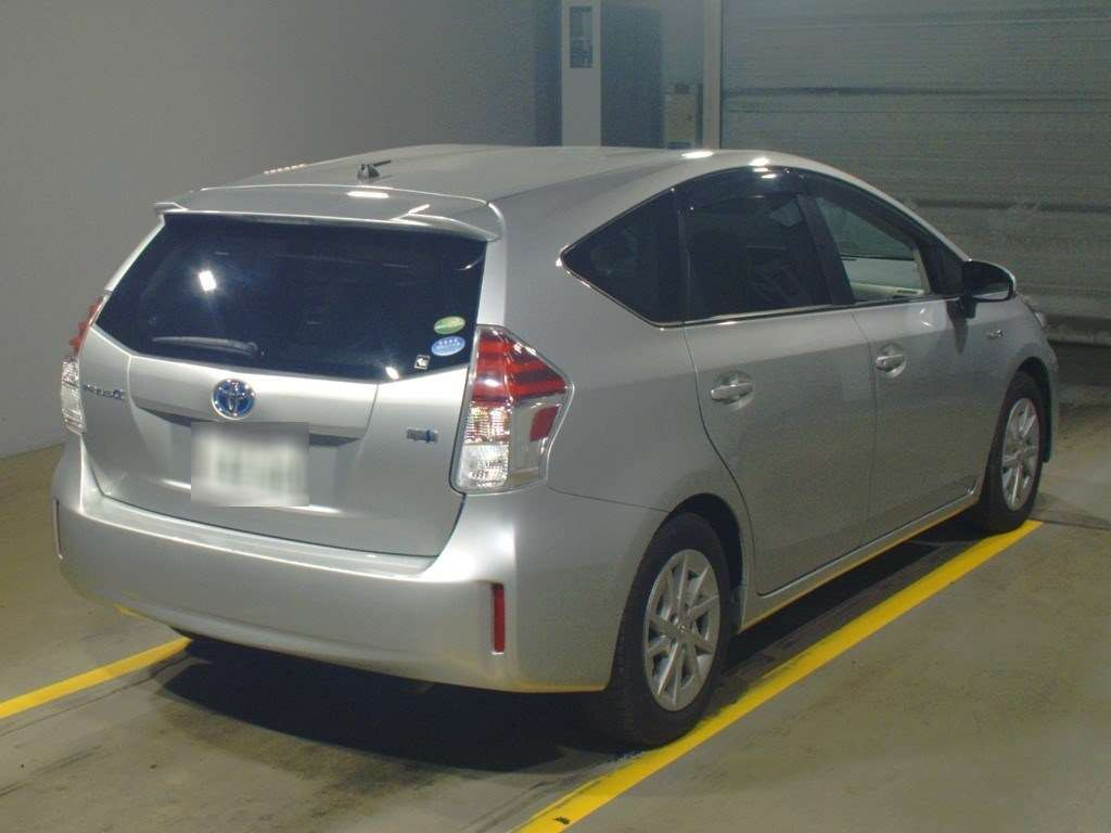 2016 Toyota Prius alpha ZVW40W[1]