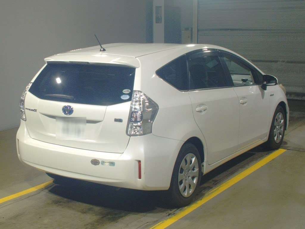 2011 Toyota Prius alpha ZVW41W[1]