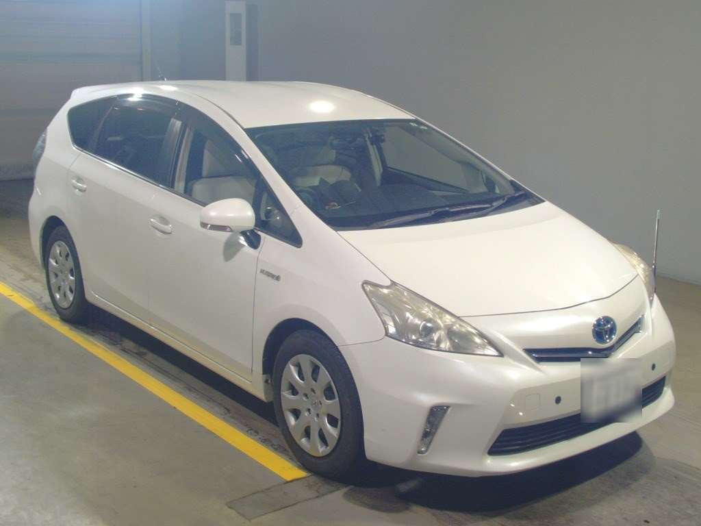 2011 Toyota Prius alpha ZVW41W[2]