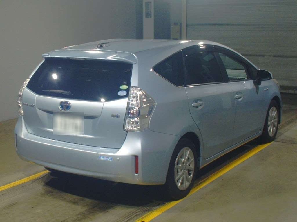 2012 Toyota Prius alpha ZVW40W[1]