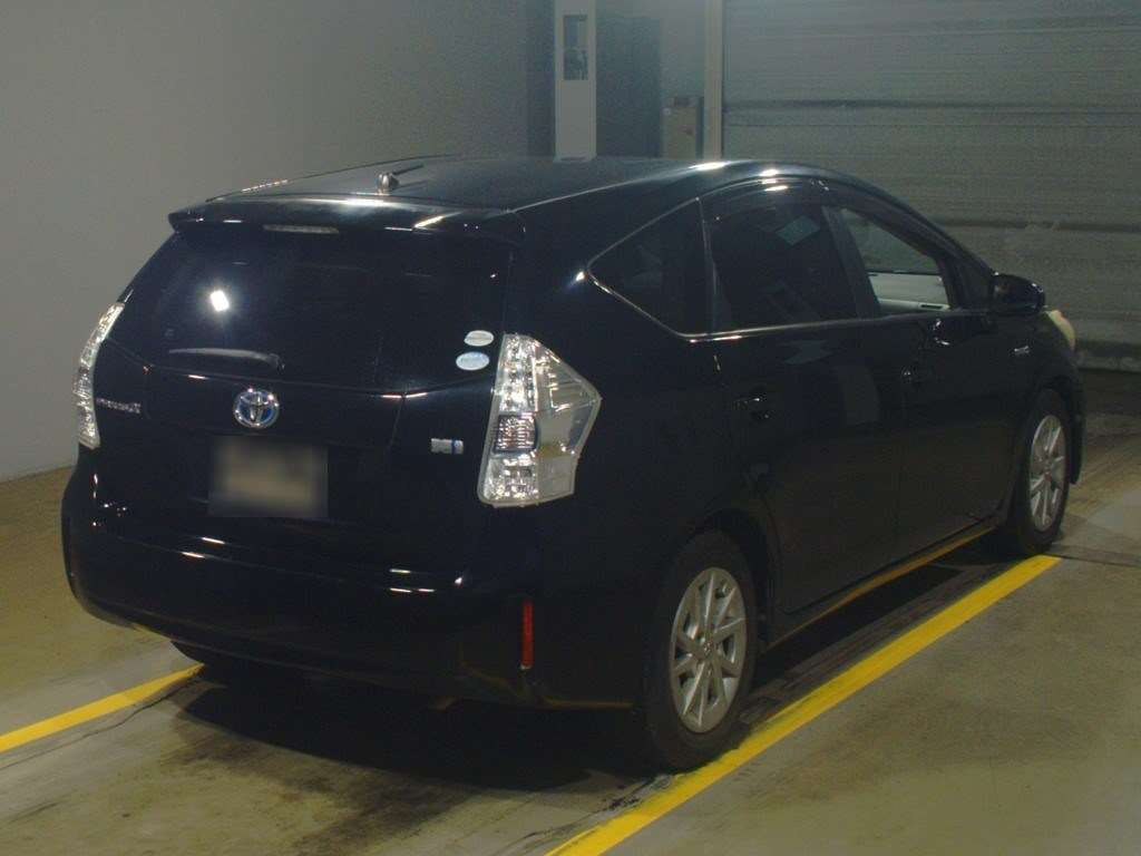 2012 Toyota Prius alpha ZVW41W[1]