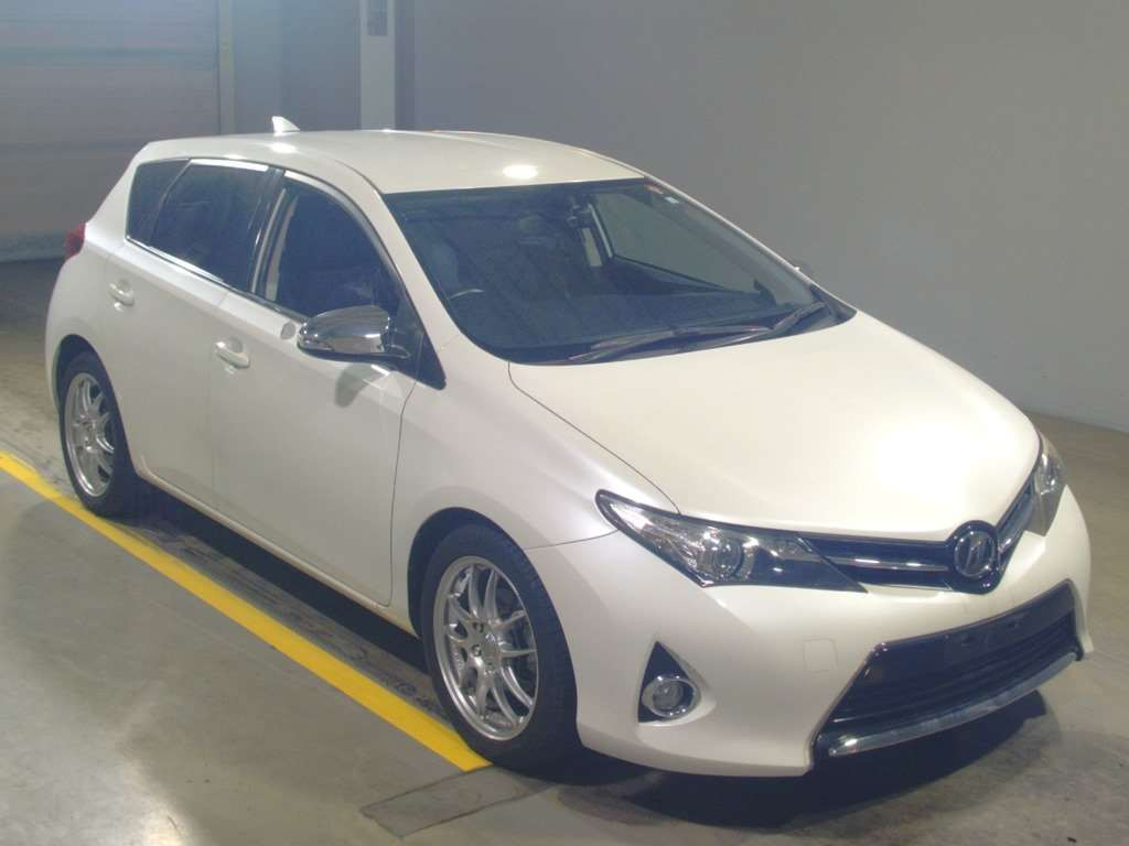 2012 Toyota Auris ZRE186H[2]