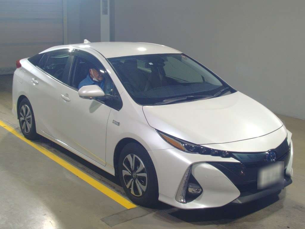 2022 Toyota Prius PHV ZVW52[2]