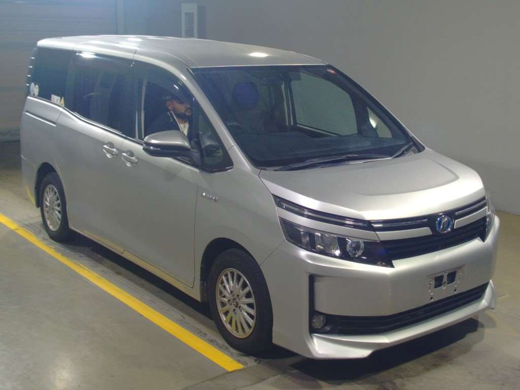 2014 Toyota Voxy ZWR80G[2]