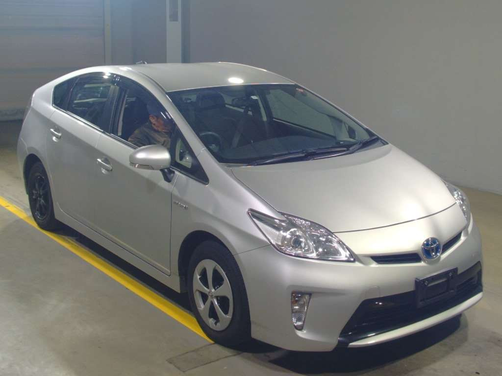 2015 Toyota Prius ZVW30[2]