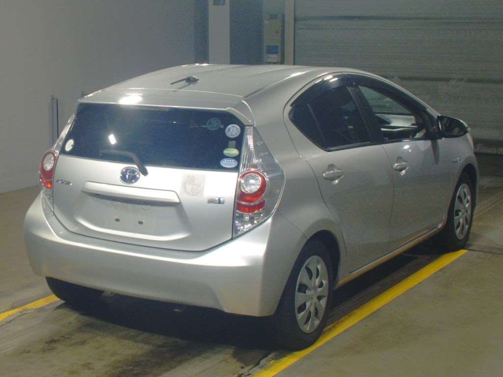 2013 Toyota Aqua NHP10[1]