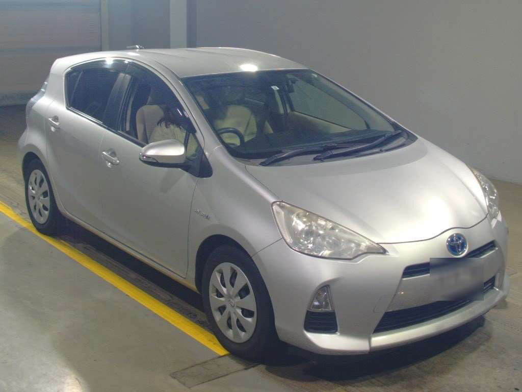 2013 Toyota Aqua NHP10[2]