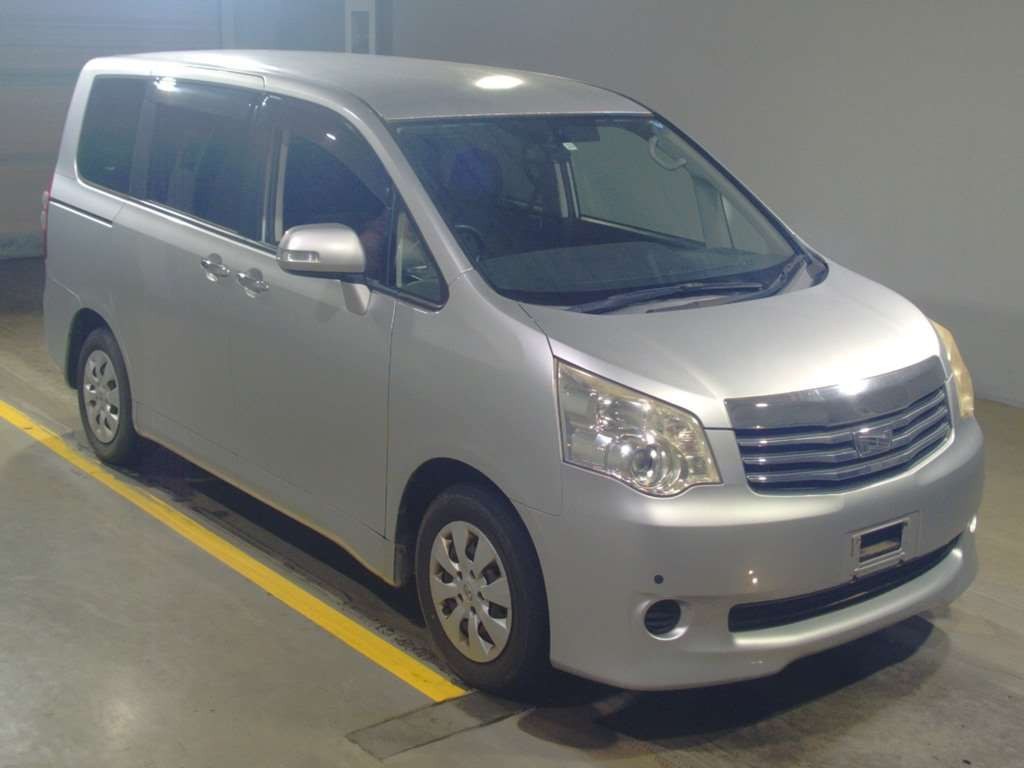 2011 Toyota Noah ZRR70G[2]