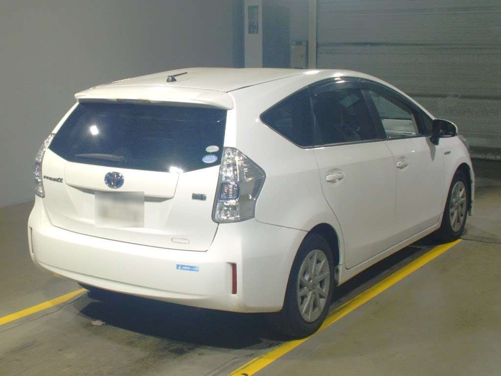 2011 Toyota Prius alpha ZVW41W[1]