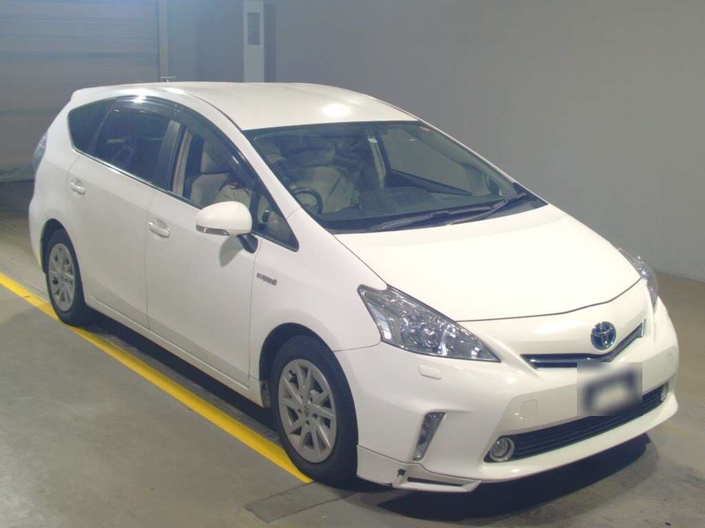 2011 Toyota Prius alpha ZVW41W[2]