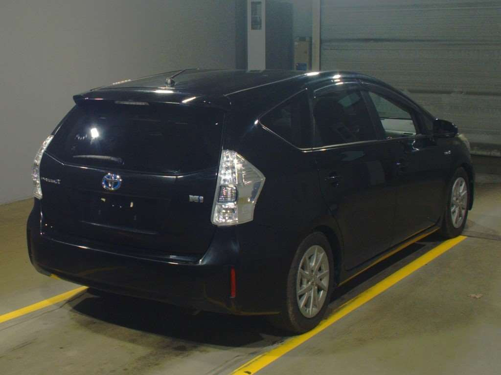 2014 Toyota Prius alpha ZVW41W[1]