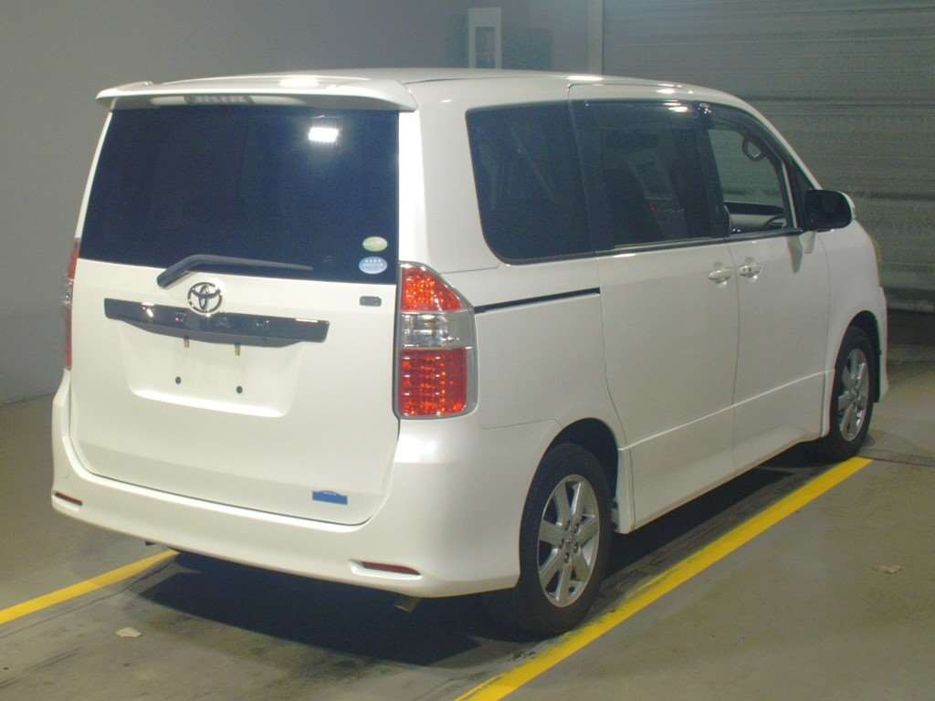 2007 Toyota Noah ZRR70W[1]