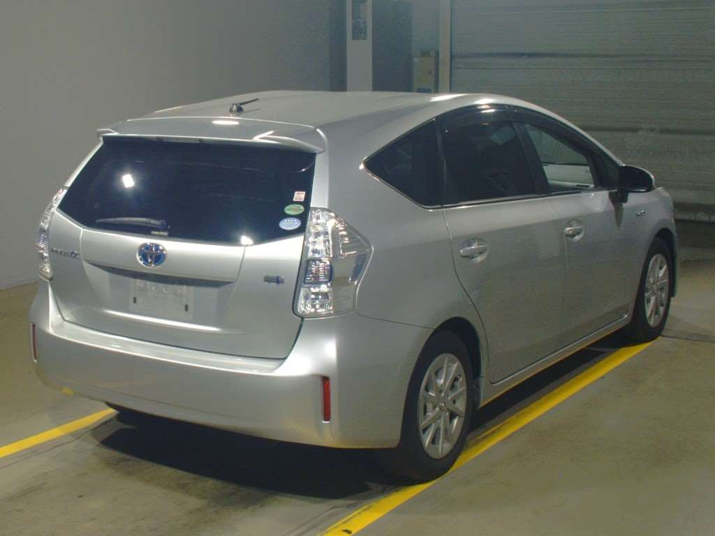 2012 Toyota Prius alpha ZVW41W[1]