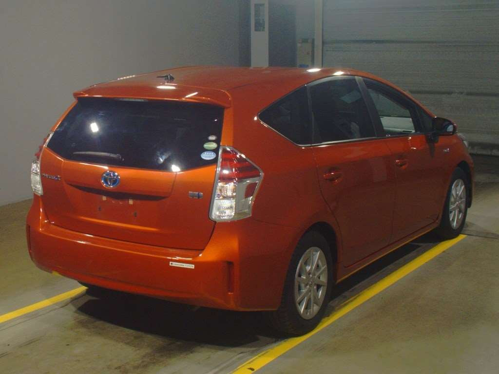 2016 Toyota Prius alpha ZVW40W[1]