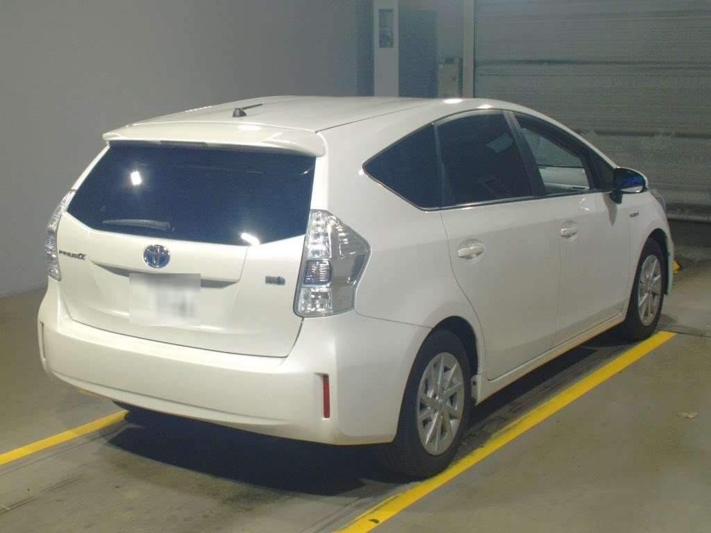 2013 Toyota Prius alpha ZVW41W[1]