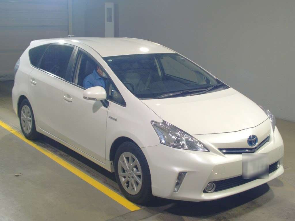 2013 Toyota Prius alpha ZVW41W[2]