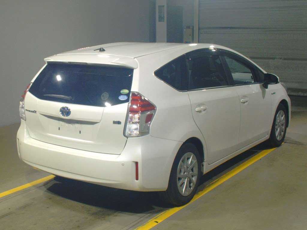 2015 Toyota Prius alpha ZVW40W[1]