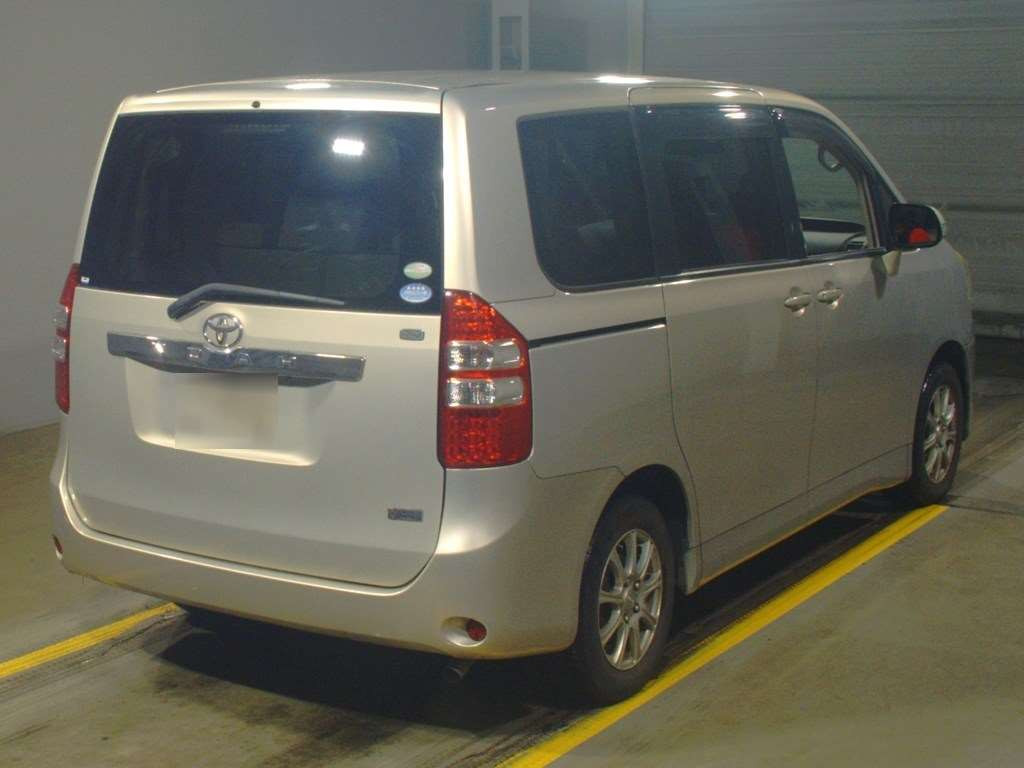 2011 Toyota Noah ZRR70G[1]