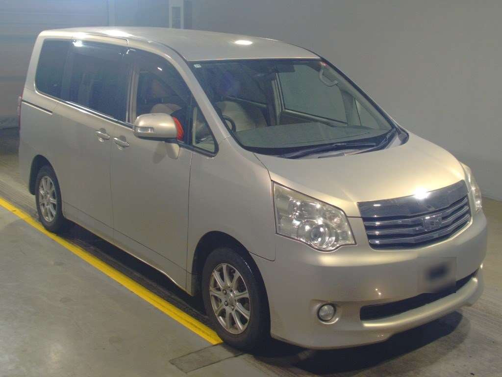 2011 Toyota Noah ZRR70G[2]