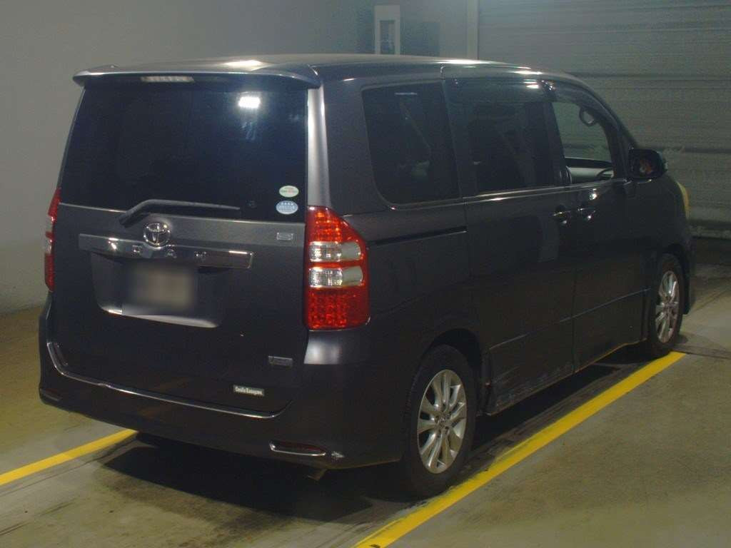 2010 Toyota Noah ZRR70W[1]