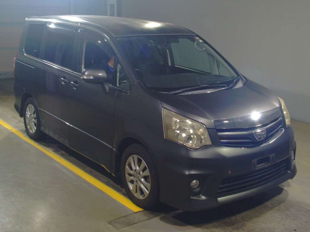 2010 Toyota Noah ZRR70W[2]