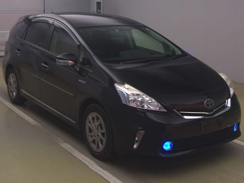 2013 Toyota Prius alpha ZVW41W[2]