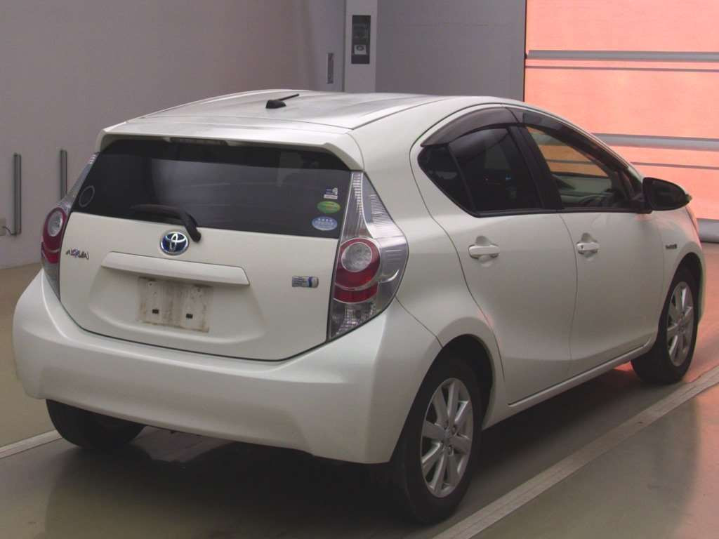 2014 Toyota Aqua NHP10[1]