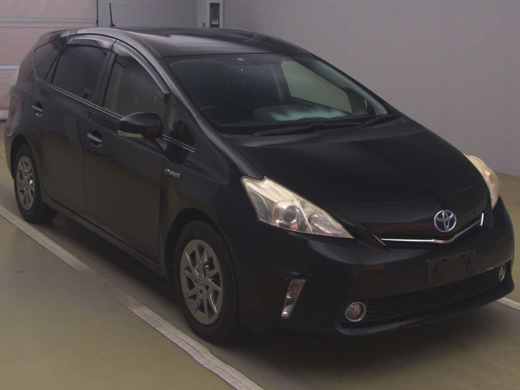 2014 Toyota Prius alpha ZVW41W[2]