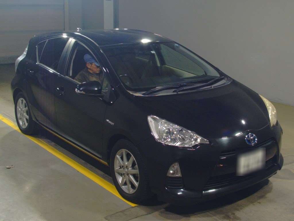 2012 Toyota Aqua NHP10[2]