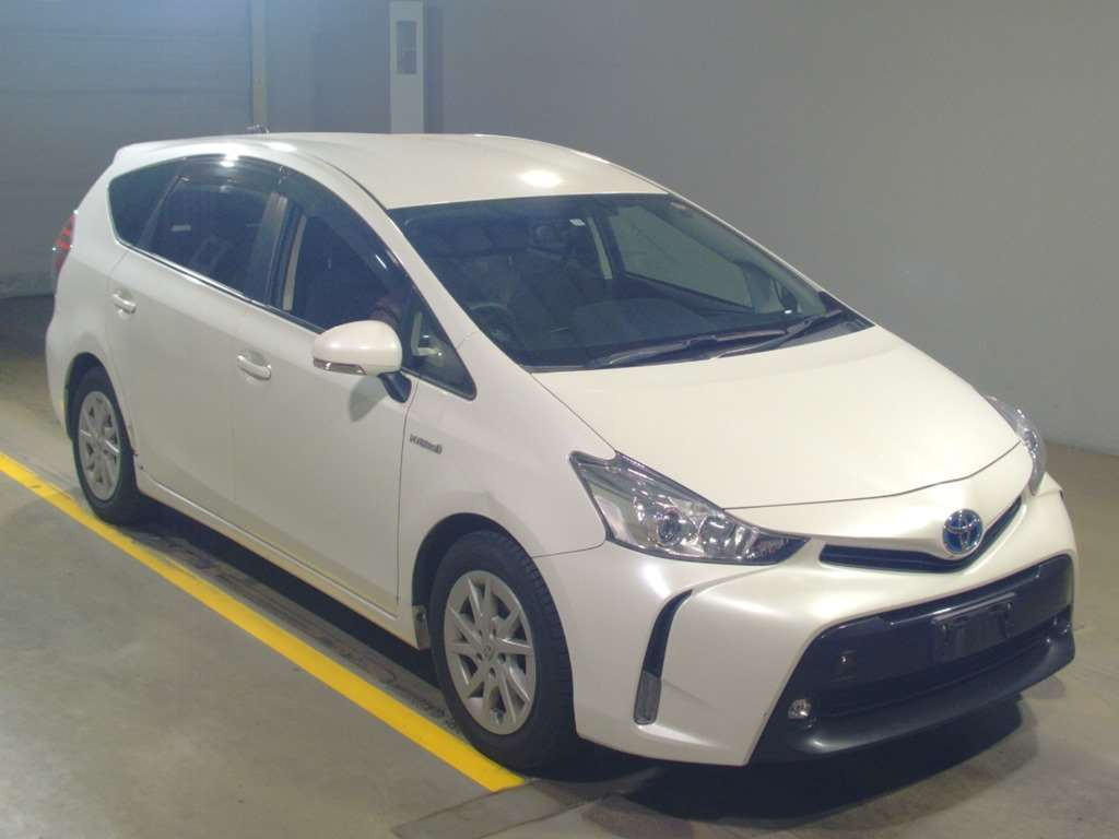 2015 Toyota Prius alpha ZVW41W[2]