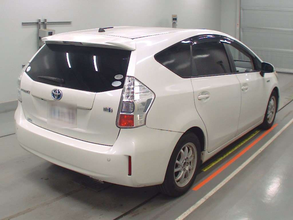 2011 Toyota Prius alpha ZVW41W[1]