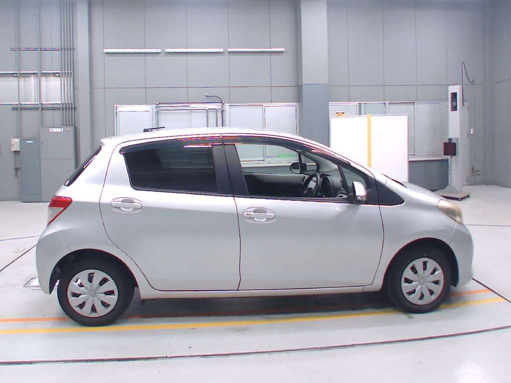 2011 Toyota Vitz NSP130[2]