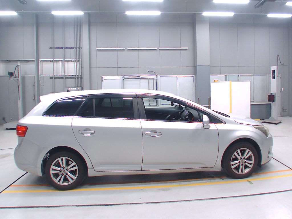 2013 Toyota Avensis Wagon ZRT272W[2]