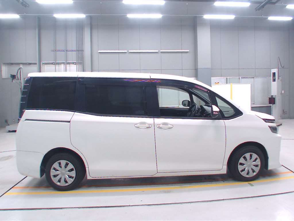 2016 Toyota Voxy ZRR80G[2]